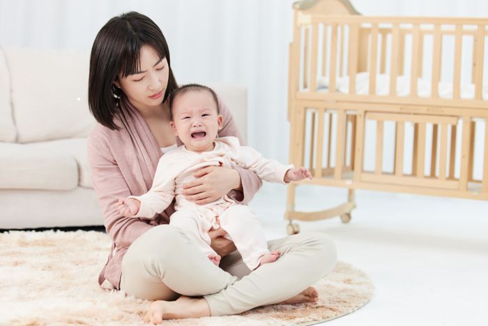 1632813140438968.jpg 攝圖網_501725428_安撫哭泣嬰兒的月嫂(企業商用).jpg