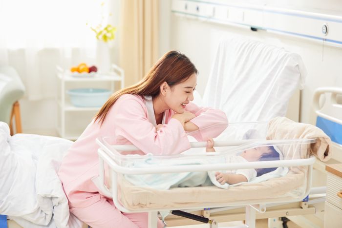 1633945534974431.jpg 攝圖網_501692287_banner_年輕媽媽和嬰兒車里的寶寶互動(企業商用).jpg