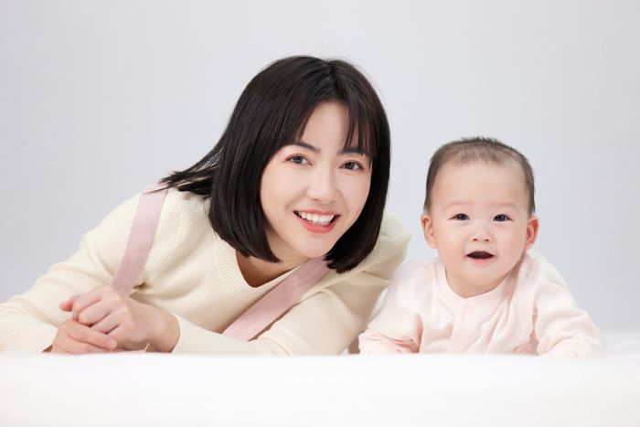 1635926893450365.jpg 攝圖網(wǎng)_501725321_嬰兒與月嫂的溫馨互動(dòng)(企業(yè)商用).jpg