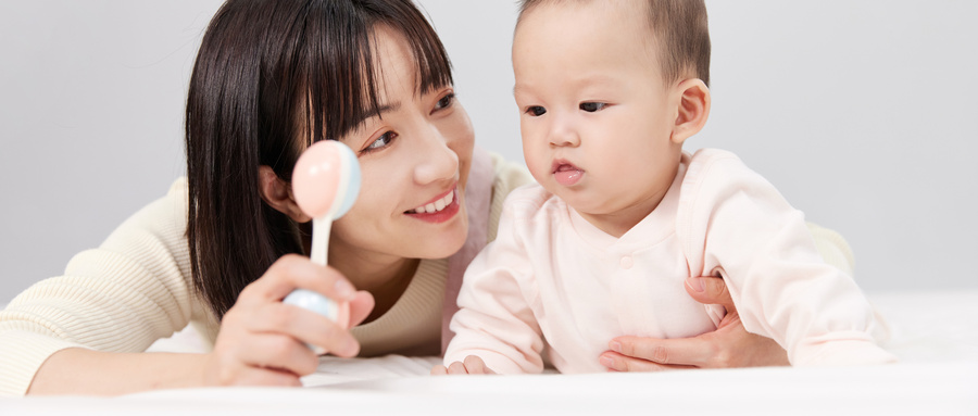 1636094194222961.jpg 攝圖網(wǎng)_501728688_wx_月嫂用玩具逗寶寶(企業(yè)商用).jpg