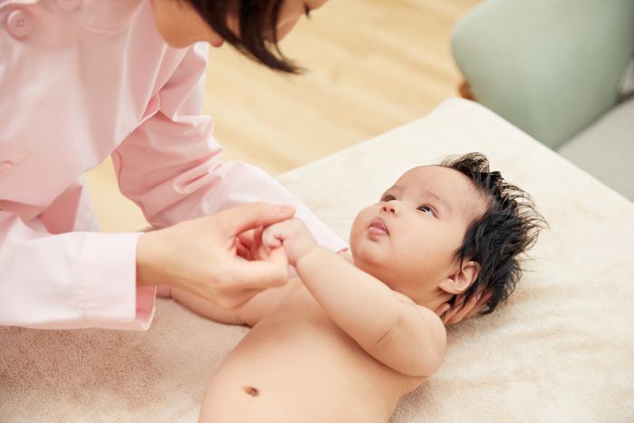 1637214801342337.jpg 攝圖網(wǎng)_501694446_高檔月子中心護工和嬰兒互動(企業(yè)商用).jpg