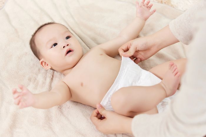 1637911288435807.jpg 攝圖網_501725392_母親幫嬰兒小寶寶穿尿不濕(企業商用).jpg