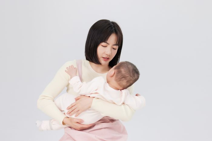 1638174999877357.jpg 攝圖網_501725324_抱著嬰兒小寶寶的月嫂(企業商用).jpg