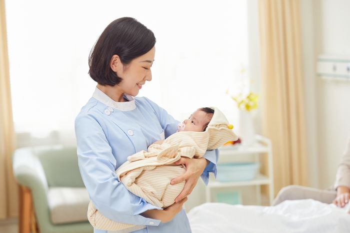 1649312423704082.jpg 攝圖網_501694182_高檔月子中心護工和嬰兒互動(企業商用).jpg