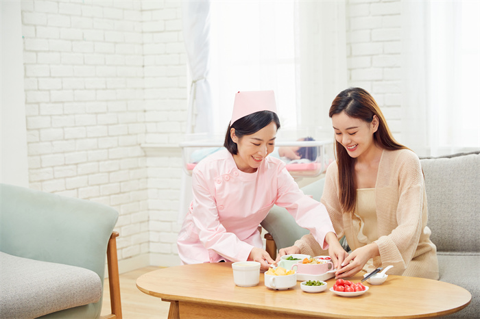 1656148347775640.jpg 攝圖網_501692299_月子中心護工給產婦準備月子餐(企業商用).jpg