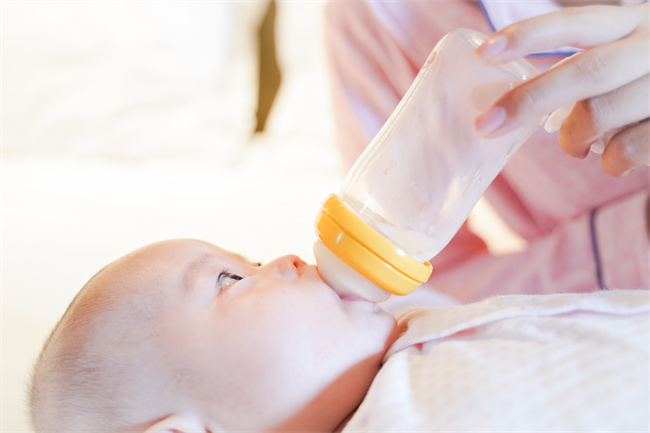 1656751844576799.jpg 攝圖網(wǎng)_501655645_媽媽給寶寶用奶瓶喂奶(企業(yè)商用).jpg