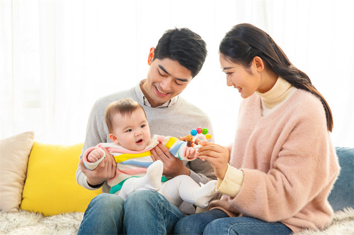 1657962959114902.jpg 攝圖網_501532899_年輕爸媽陪寶寶玩玩具(企業商用).jpg