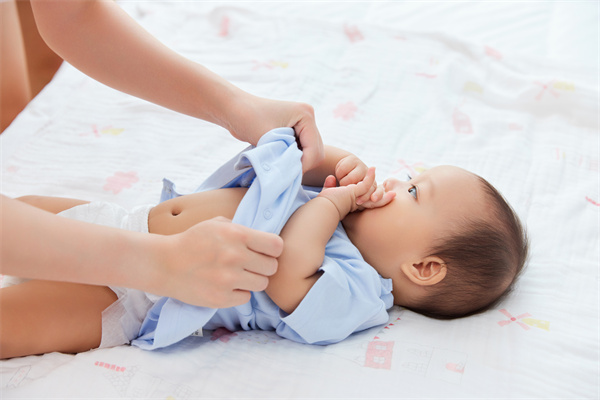 1657963298286662.jpg 攝圖網_501776451_居家生活媽媽給寶寶換紙尿褲(企業商用).jpg