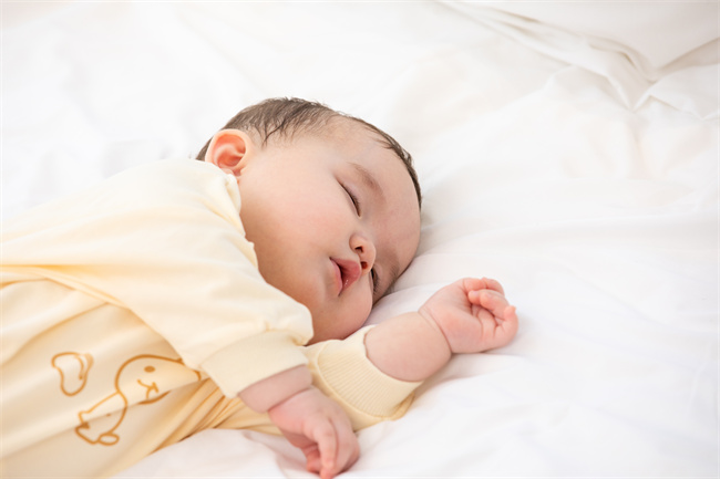 1658566429264133.jpg 攝圖網_501532887_寶寶側臥睡覺(企業商用).jpg