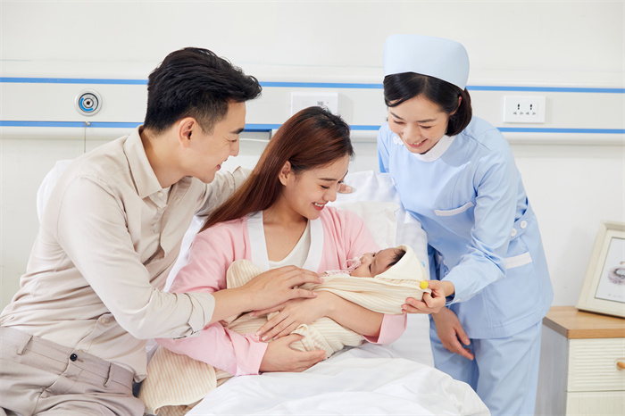 1661844638988325.jpg 攝圖網(wǎng)_501692318_新生兒父母和月子中心護工形象(企業(yè)商用).jpg