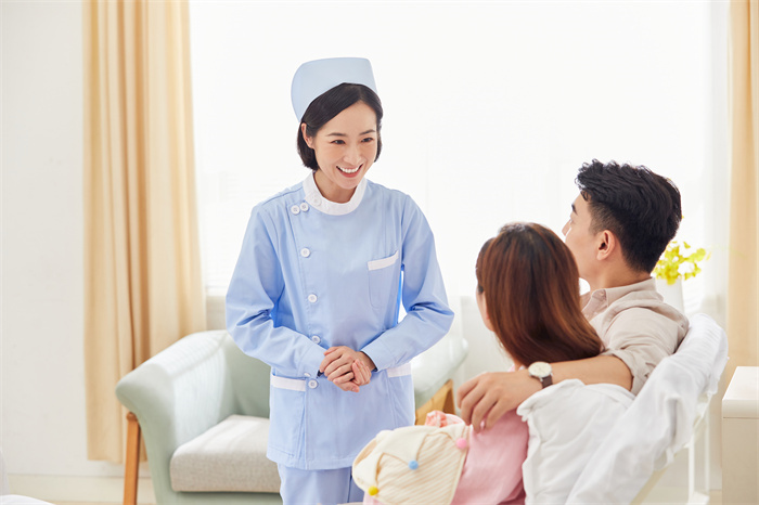 1661844972266994.jpg 攝圖網(wǎng)_501693712_月子中心護(hù)工問(wèn)候新生兒父母(企業(yè)商用).jpg